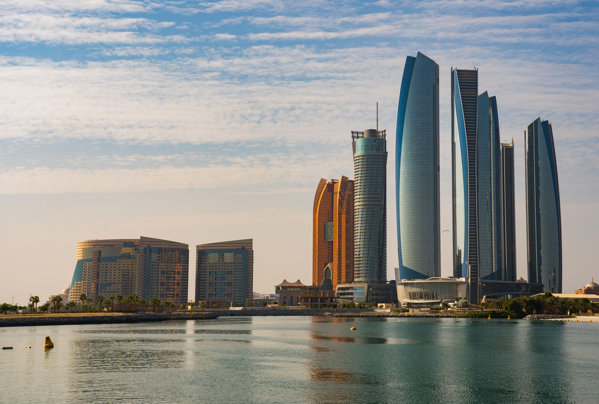 Skyline von Abu Dhabi am Meer