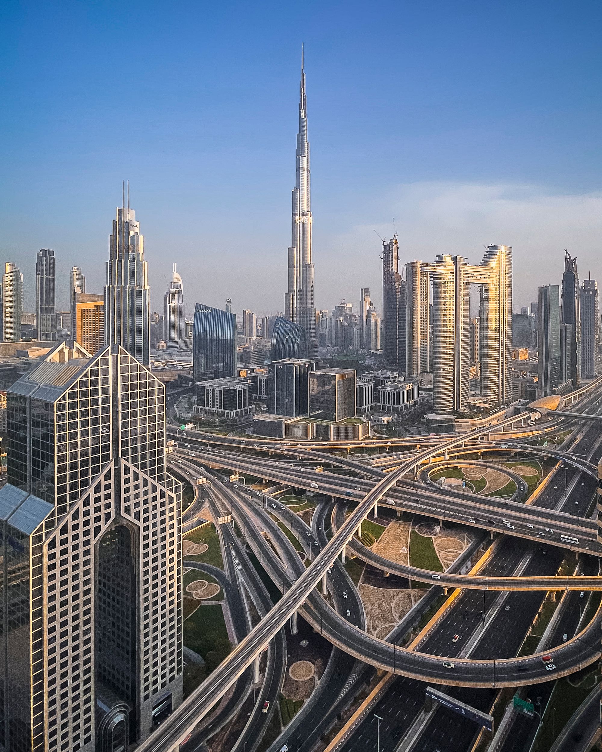 Skyline von Dubai mit Burj Khalifa bei Sonnenuntergang