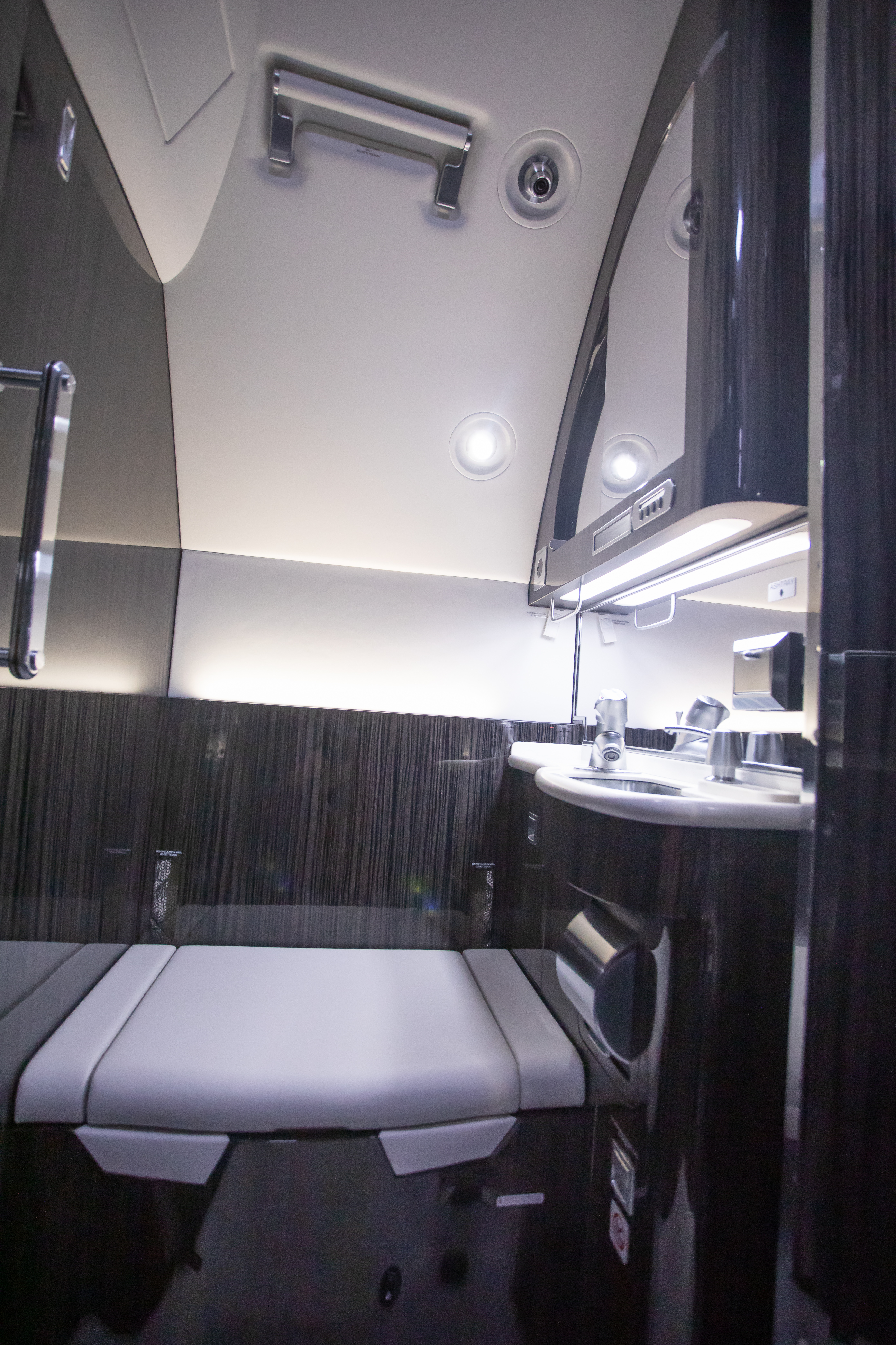 Lavatory · Waschraum